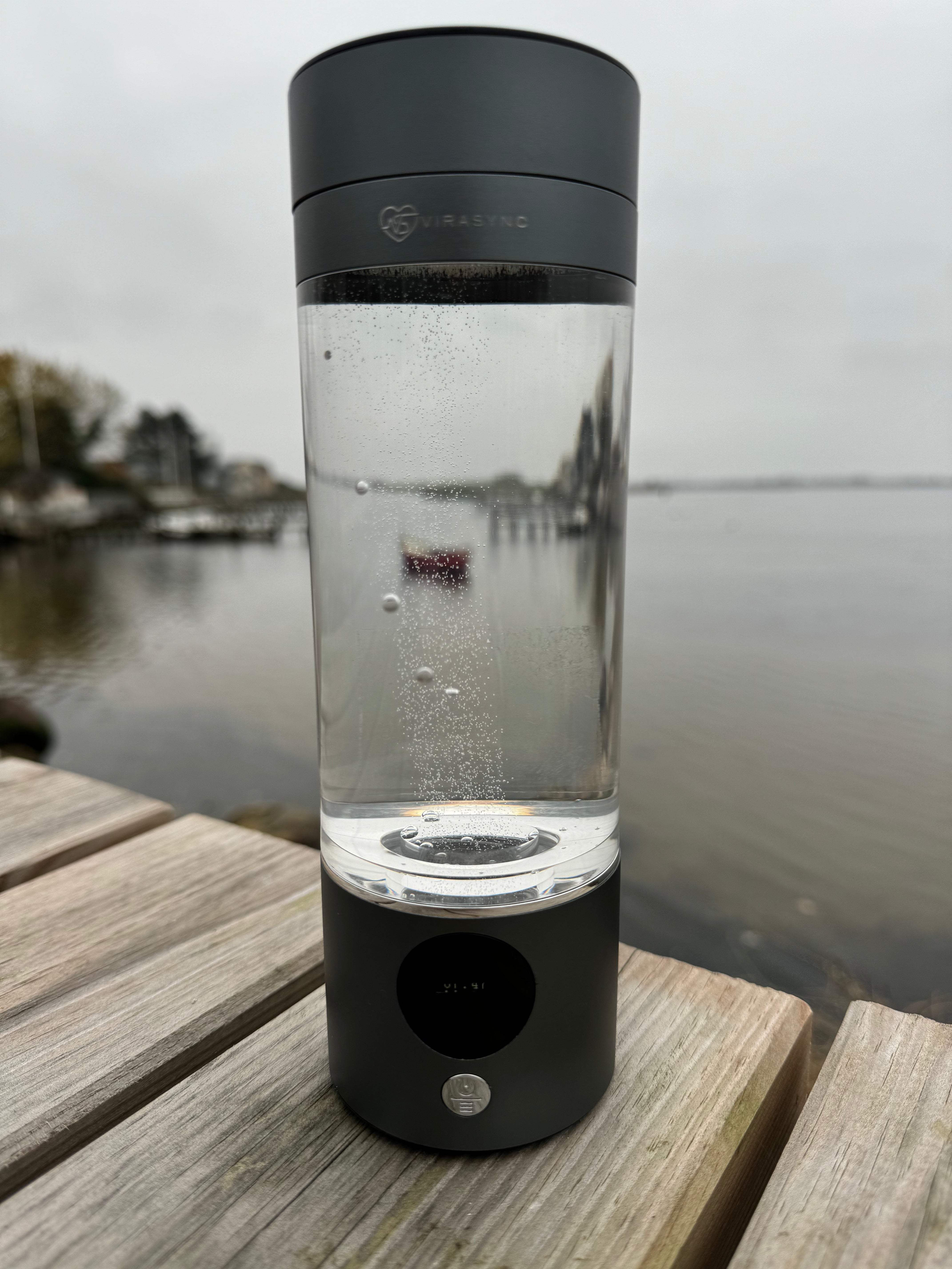 hydrogenflaske, hydrogenberiget vand, bærbar hydrogenflaske, smart vandflaske, hydrogenvandgenerator, sundhedsvandflaske, vandflaske med elektrolyse, SPE-PEM teknologi, hydrogenvand med høj koncentration, ren hydrogenvand, molekylær hydrogenvand, vandflaske med USB-opladning, BPA-fri hydrogenflaske, vandflaske til fitness, sundhedsfremmende drikkeflaske, antioxidant vandflaske, reducering af oxidativt stress, hurtig hydrogenproduktion, vandflaske til hverdagsbrug, hydrogenvand til restitution,