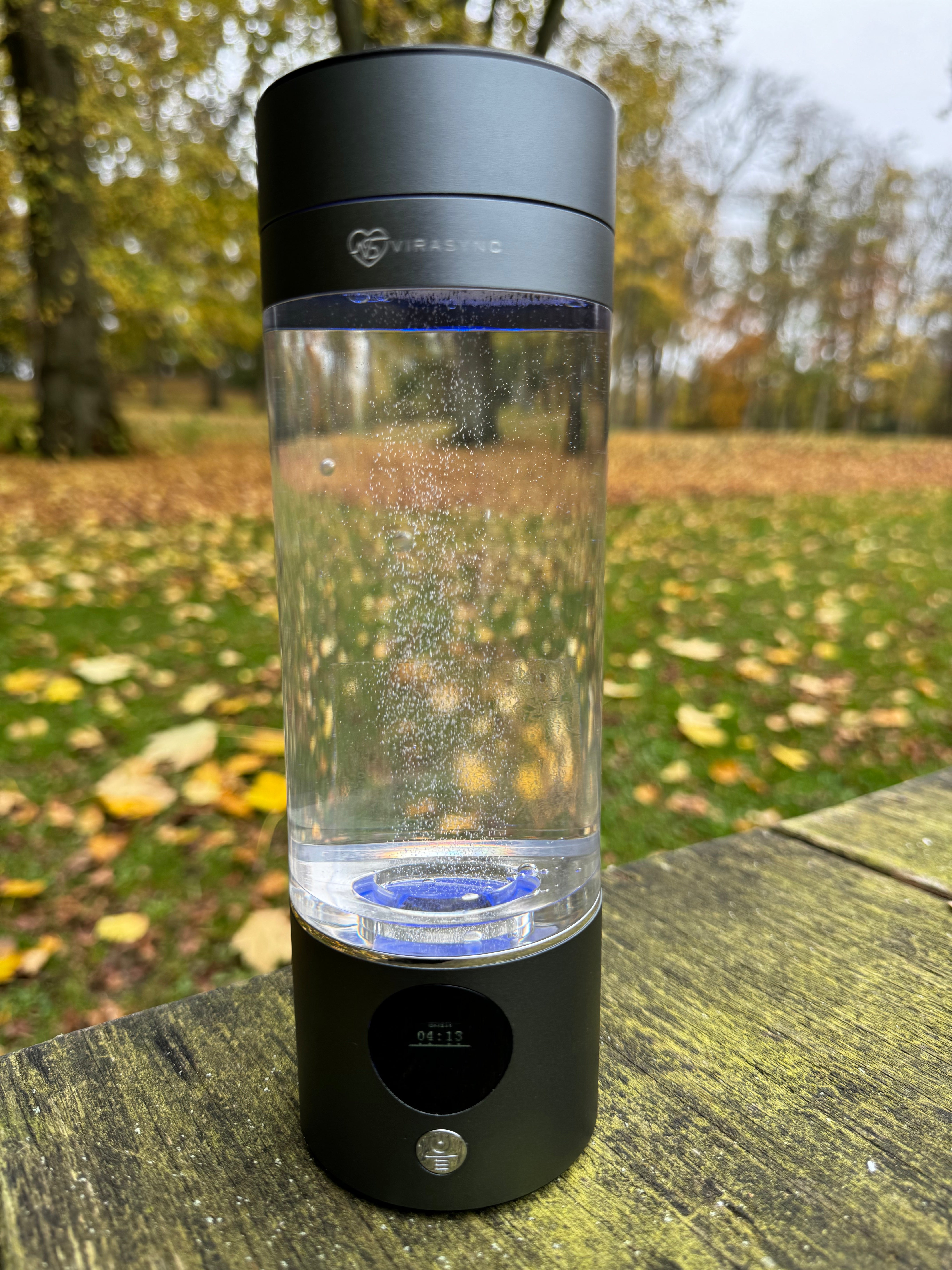 hydrogenflaske, hydrogenberiget vand, bærbar hydrogenflaske, smart vandflaske, hydrogenvandgenerator, sundhedsvandflaske, vandflaske med elektrolyse, SPE-PEM teknologi, hydrogenvand med høj koncentration, ren hydrogenvand, molekylær hydrogenvand, vandflaske med USB-opladning, BPA-fri hydrogenflaske, vandflaske til fitness, sundhedsfremmende drikkeflaske, antioxidant vandflaske, reducering af oxidativt stress, hurtig hydrogenproduktion, vandflaske til hverdagsbrug, hydrogenvand til restitution,