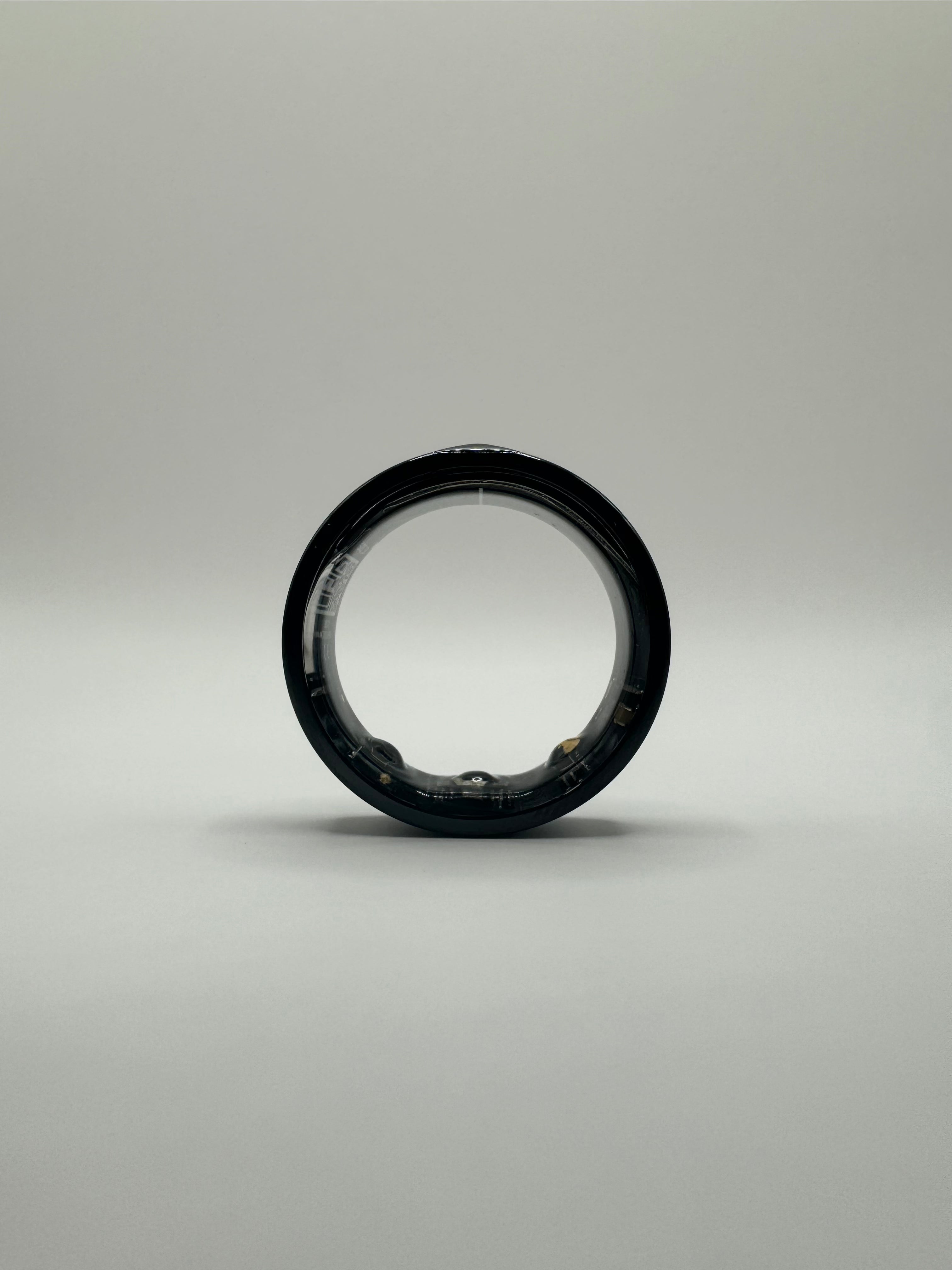 ViraSync Smart Ring i sølvfarve, ViraSync Smart Ring i sort farve, ViraSync Smart Ring i opladningsdock, ViraSync Smart Ring båret på pegefinger under træning, ViraSync Smart Ring viser søvndata på tilhørende app, ViraSync Smart Ring måler puls og iltmætning i realtid, ViraSync Smart Ring synkroniserer med smartphone via Bluetooth, ViraSync Smart Ring sporer aktivitet og hvileperioder, ViraSync Smart Ring overvåger søvnkvalitet og søvnfaser, Person bærer ViraSync Smart Ring under yogaøvelse, ViraSync Smart