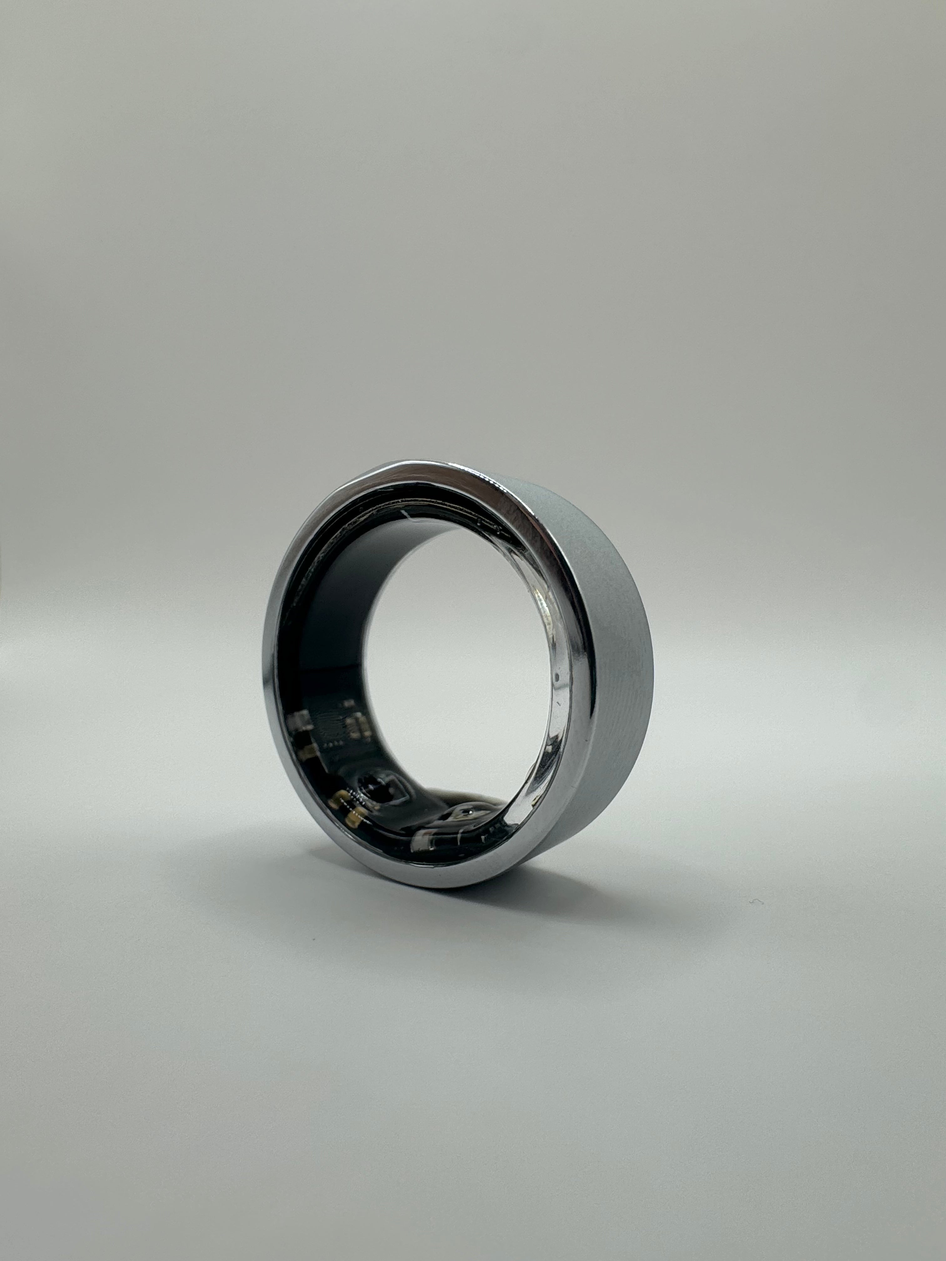 ViraSync Smart Ring i sølvfarve, ViraSync Smart Ring i sort farve, ViraSync Smart Ring i opladningsdock, ViraSync Smart Ring båret på pegefinger under træning, ViraSync Smart Ring viser søvndata på tilhørende app, ViraSync Smart Ring måler puls og iltmætning i realtid, ViraSync Smart Ring synkroniserer med smartphone via Bluetooth, ViraSync Smart Ring sporer aktivitet og hvileperioder, ViraSync Smart Ring overvåger søvnkvalitet og søvnfaser, Person bærer ViraSync Smart Ring under yogaøvelse, ViraSync Smart