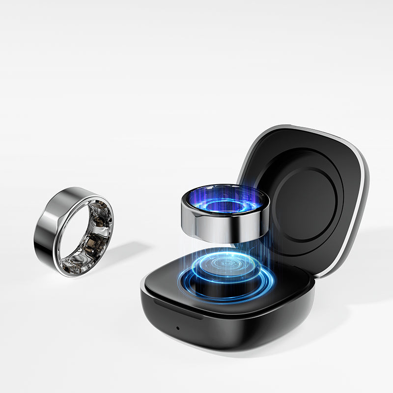 Smart ring itui, Smart ring oplader, smart ring, smart ring trådløs opladning, Virasync smart ring, ViraSync Smart Ring i sølvfarve, ViraSync Smart Ring i sort farve, ViraSync Smart Ring i opladningsdock, ViraSync Smart Ring båret på pegefinger under træning, ViraSync Smart Ring viser søvndata på tilhørende app, ViraSync Smart Ring måler puls og iltmætning i realtid, ViraSync Smart Ring synkroniserer med smartphone via Bluetooth, ViraSync Smart Ring sporer aktivitet og hvileperioder, ViraSync Smart Ring ove