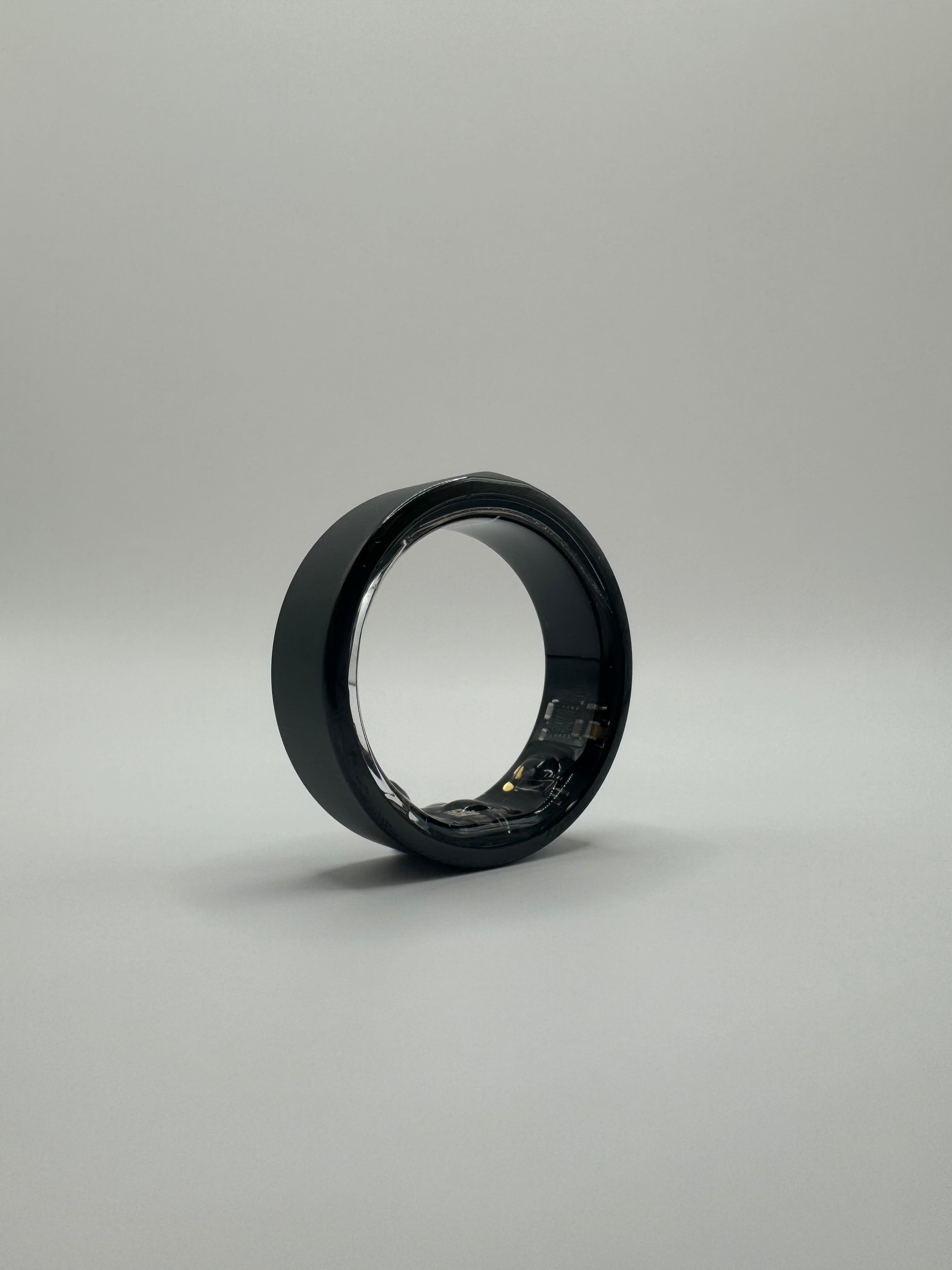 ViraSync Smart Ring i sølvfarve, ViraSync Smart Ring i sort farve, ViraSync Smart Ring i opladningsdock, ViraSync Smart Ring båret på pegefinger under træning, ViraSync Smart Ring viser søvndata på tilhørende app, ViraSync Smart Ring måler puls og iltmætning i realtid, ViraSync Smart Ring synkroniserer med smartphone via Bluetooth, ViraSync Smart Ring sporer aktivitet og hvileperioder, ViraSync Smart Ring overvåger søvnkvalitet og søvnfaser, Person bærer ViraSync Smart Ring under yogaøvelse, ViraSync Smart 